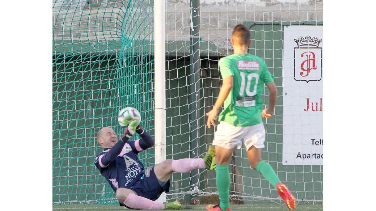 Javi Díez no puede detener el remate de Ramiro que supuso el segundo gol de los salmantinos al borde del descanso.