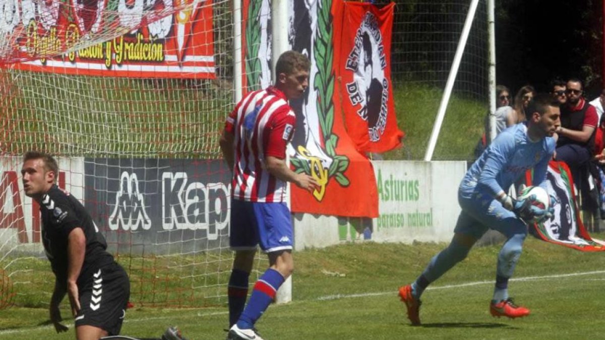 Aketxe no pudo hacer llegar el balón a la red de la portería contraria.