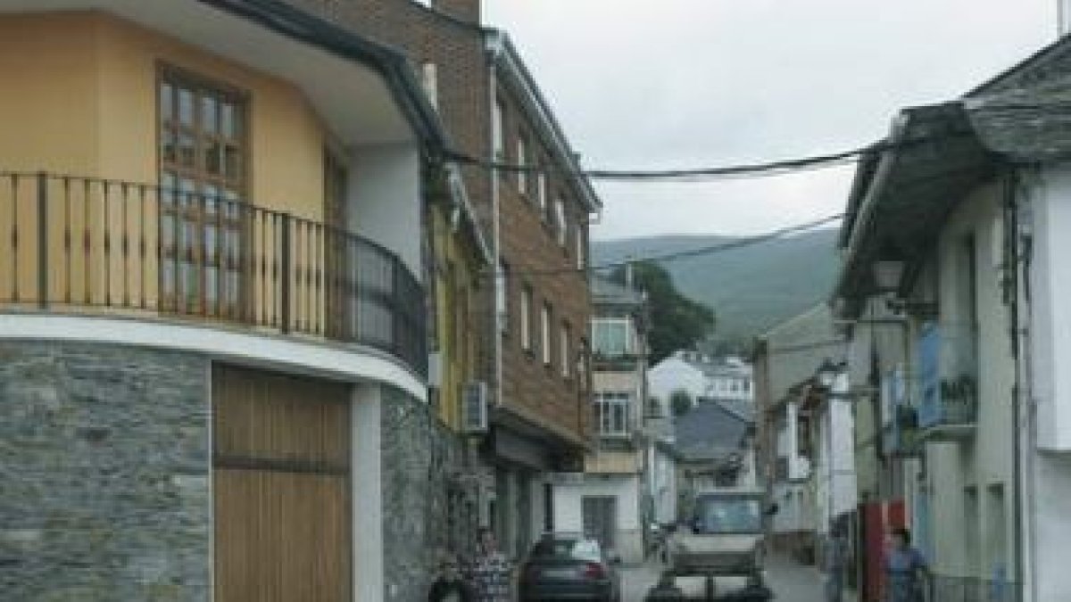 La imagen de archivo muestra parte de la calle principal de Páramo del Sil.