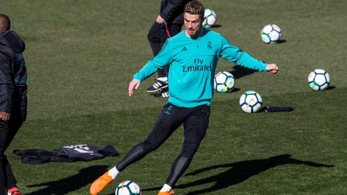 Cristiano Ronaldo durante el entrenamiento realizado ayer en Valdebebas. RODRIGO JIMÉNEZ