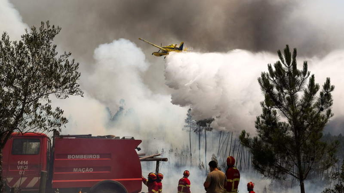 Los servicios de extinción trabajan en Sarnadas. PAULO NOVAIS