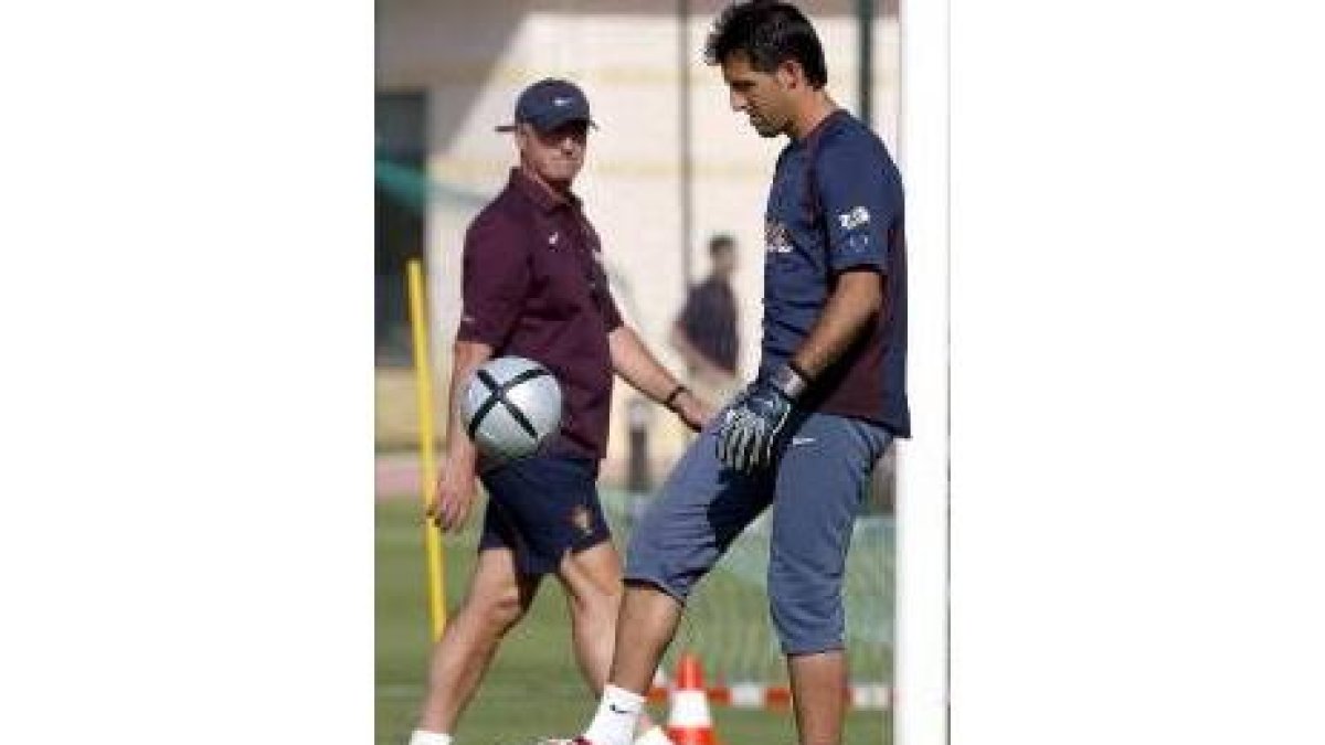 Scolari observa al portero Ricardo durante un entrenamiento