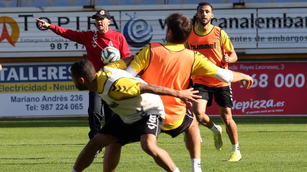 El técnico Javier Cabello da órdenes a sus jugadores durante un entrenamiento de la Cultural.