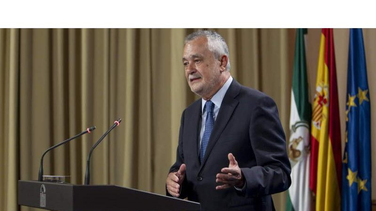 Griñán, ayer, tras presentar su dimisión.