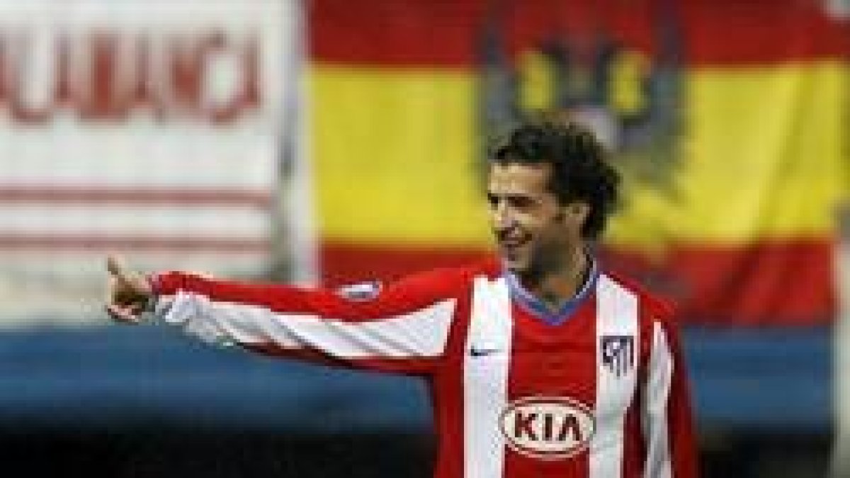 El atlético Simao celebra su tanto ante los escoceses