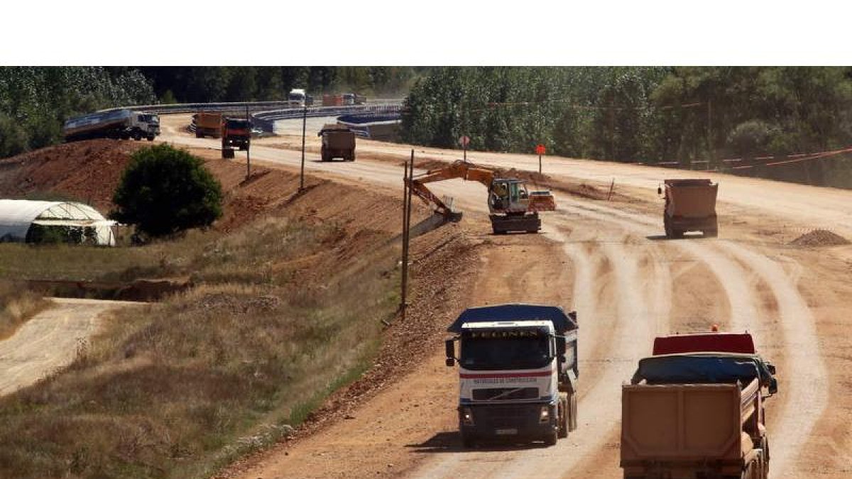 Obras de la A-60 ayer en el entorno de Lancia, en el tramo que se levanta sobre un viaducto para preservar el yacimiento. RAMIRO