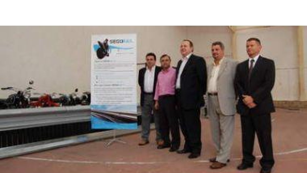 Los representantes de ambas empresas, junto con el alcalde de La Bañeza, muestran el producto de seg