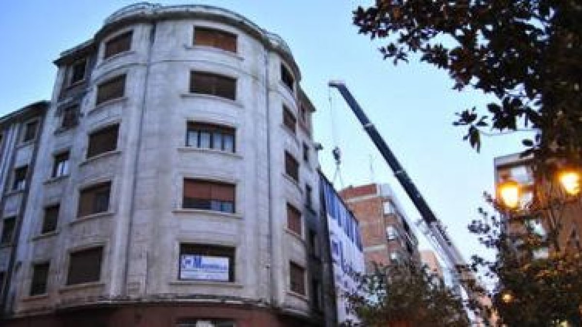 Arriba, el inicio de la demolición, el pasado martes. Abajo, estado que presentaba ayer el edificio,