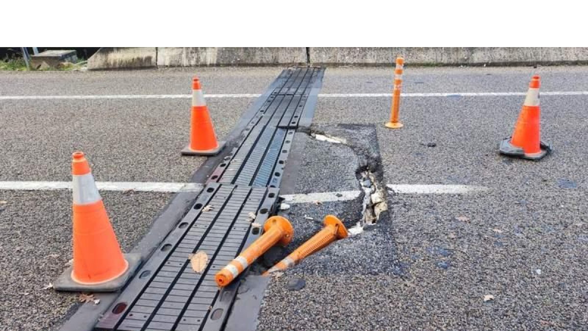 Imagen de las juntas de dilatación del viaducto de Trabajdeo deterioradas en sentido a Madrid. DL