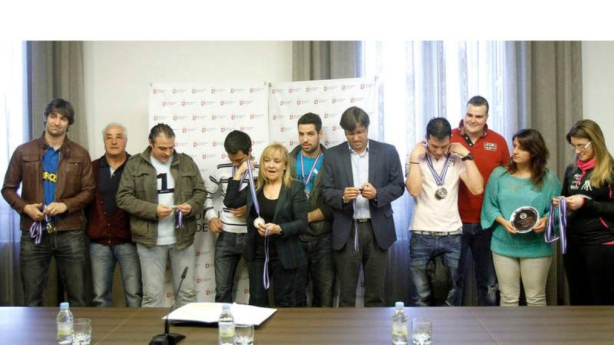 Isabel Carrasco, presidenta de la Diputación, junto a los representantes leoneses en el Europeo.