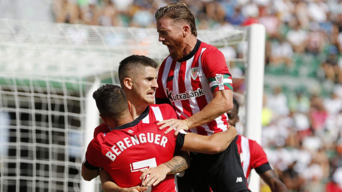 Los jugadores rojiblancos celebran uno de sus cuatro goles ante los ilicitanos. MANUEL LORENZO