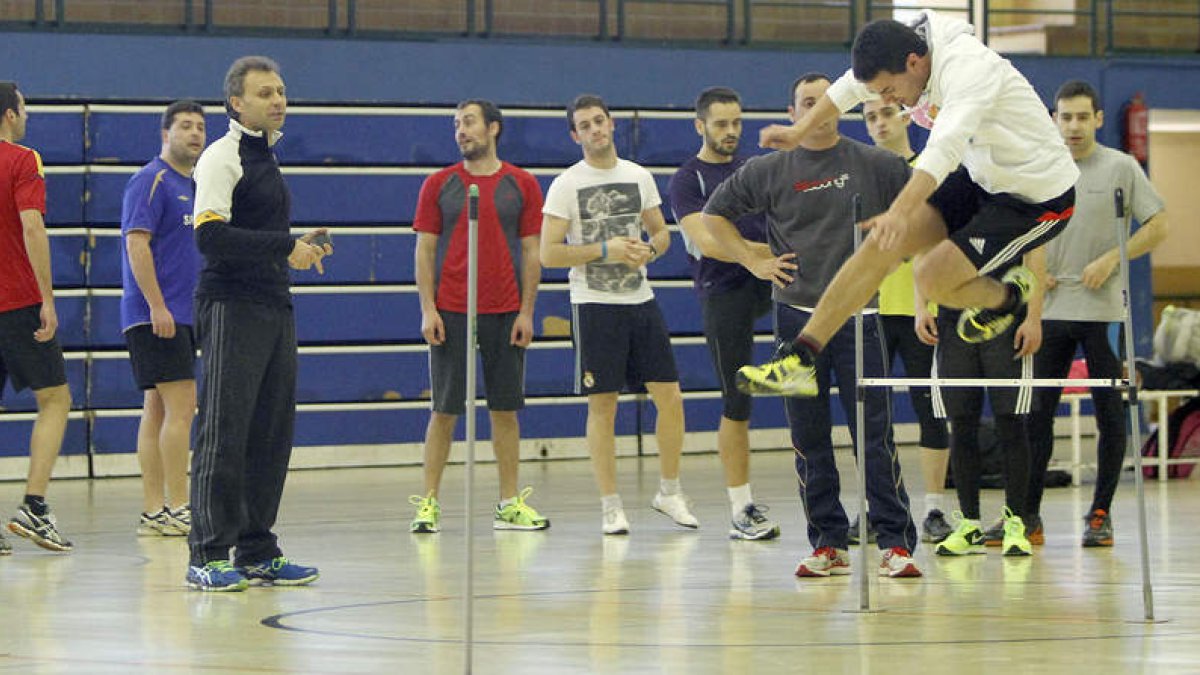 Los aspirantes a ingresar en los cuerpos y fuerzas de seguridad del estado preparan las pruebas físicas.