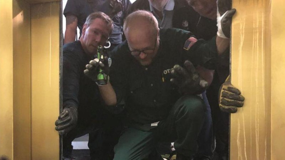 Los bomberos en la operación de rescate de Chicago.