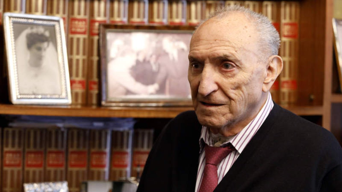 Cipriano Gutiérrez, en su despacho profesional de Ordoño II. MARCIANO PÉREZ