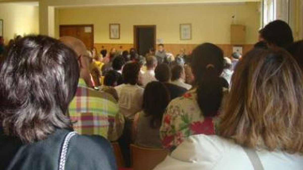 Los padres abarrotaron la sala donde se celebró ayer la asamblea extraordinaria.