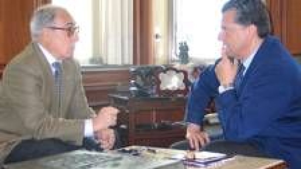 Donato Pérez, durante la reunión que mantuvo ayer con Mario Amilivia en el Ayuntamiento