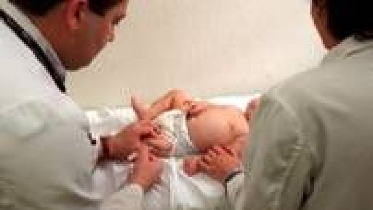 Un pediatra vacuna a un bebé en un hospital público
