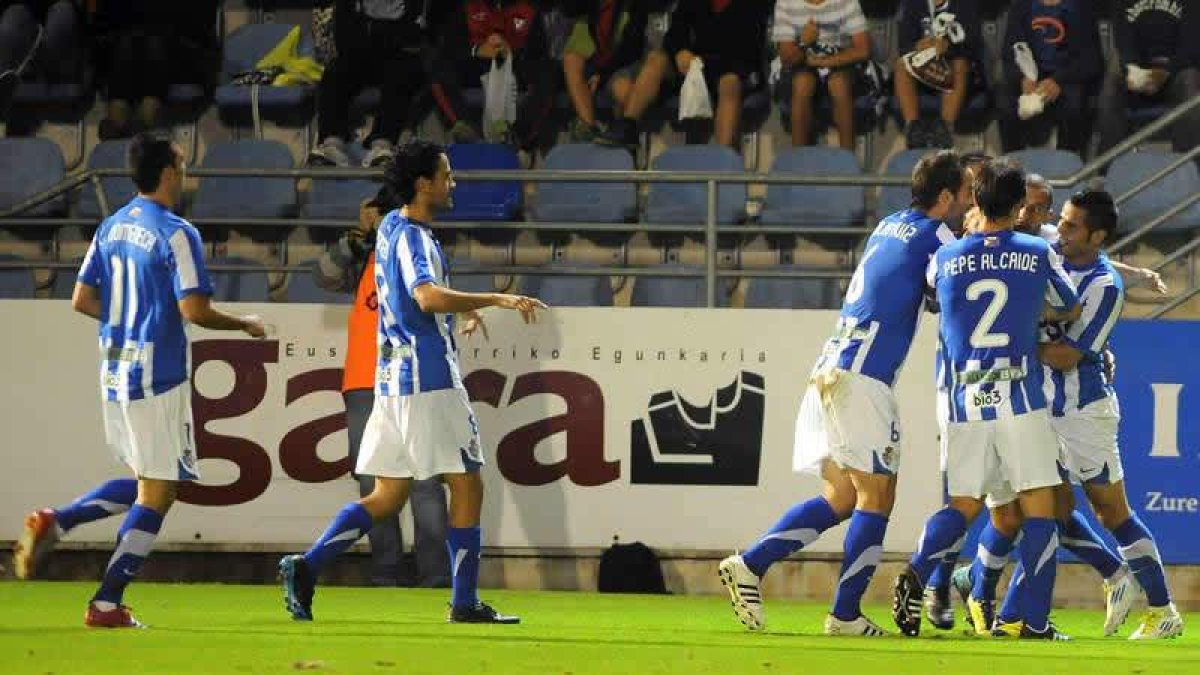 Los jugadores de la Deportiva celebran el tanto de Yuri que, a la postre, dio el pase a la siguiente ronda de la competición copera.