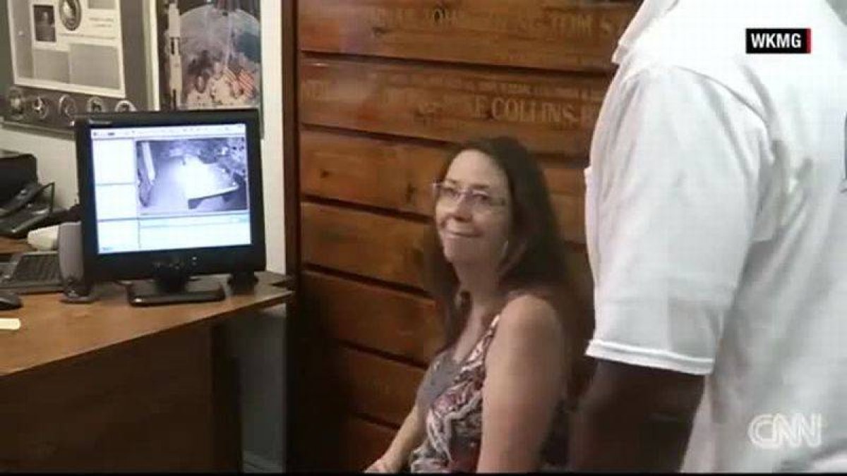 Momento que las cámaras de seguridad han captado un misterioso objeto no identificado.