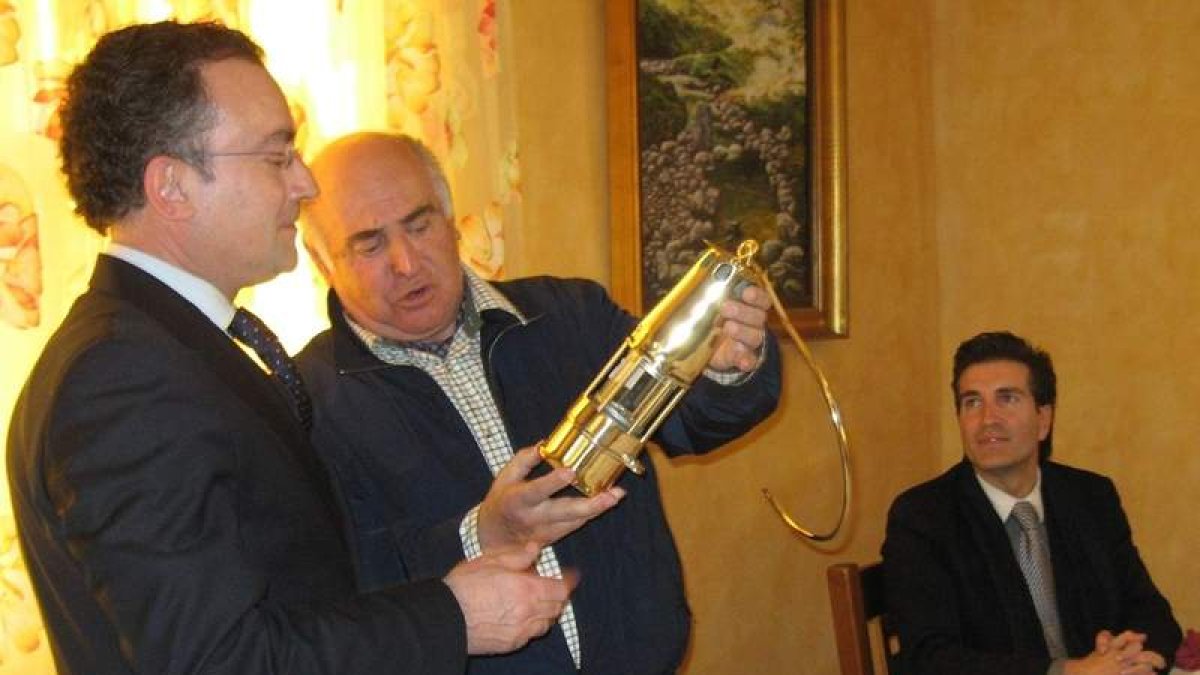 Salguero recibió de manos de Viloria la lámpara minera.