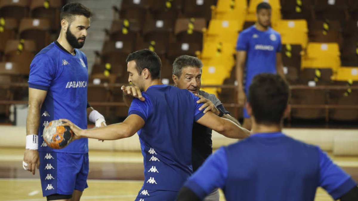 Manolo Cadenas en un entrenamiento de esta pretemporada del Abanca Ademar. JESÚS F. SALVADORES