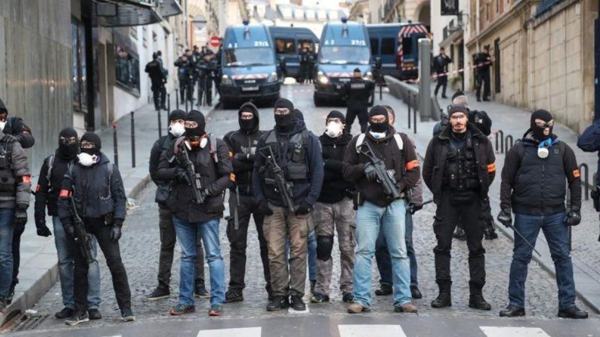 uerzas de seguridad cierran el paso en una calle de París.