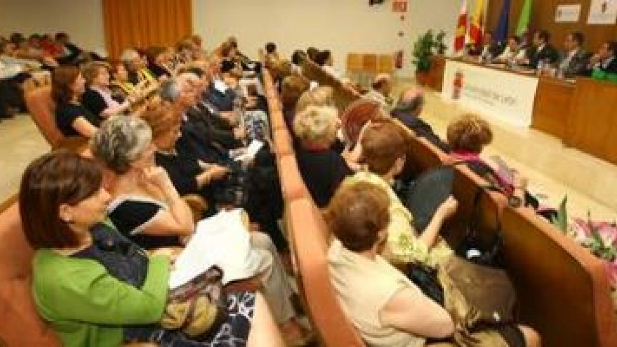 Parte del alumnado berciano de la Universidad de la Experiencia, durante el acto de clausura del cur