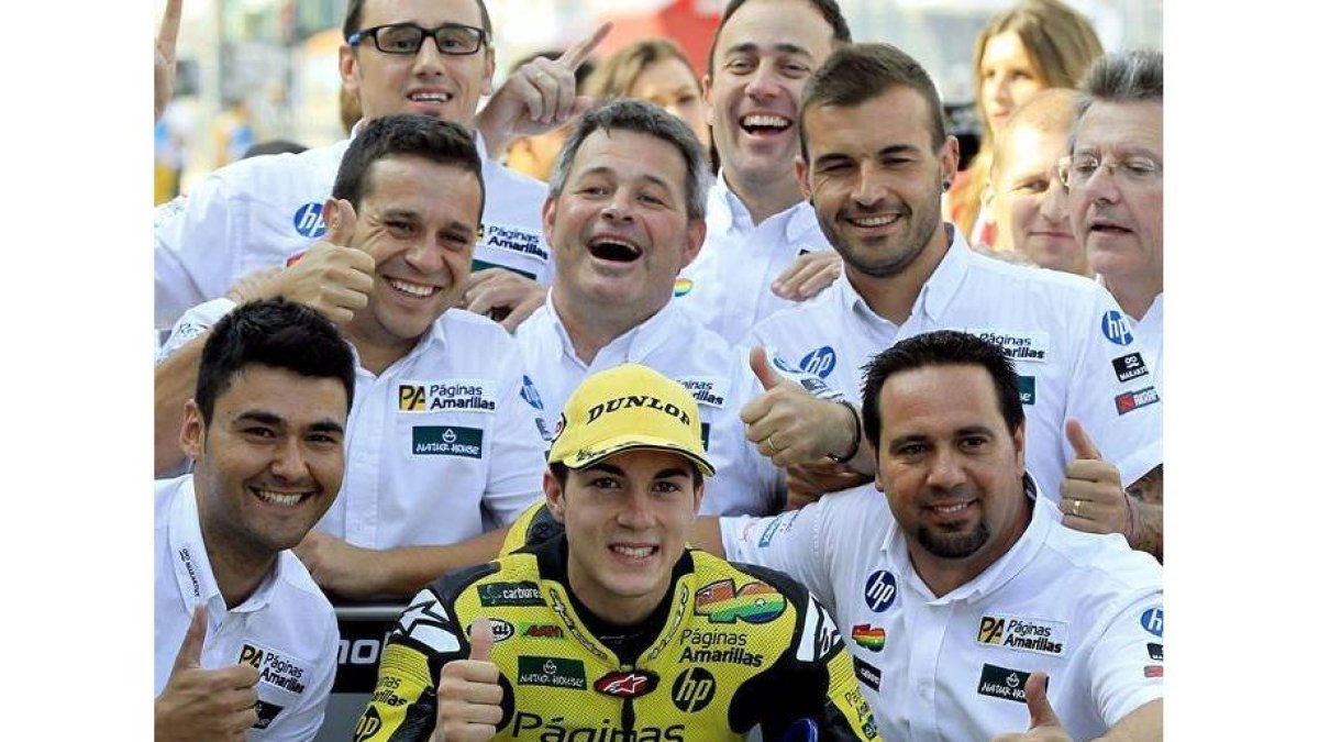 Maverick Viñales con su equipo, hoy, en el circuito de Motorlad de Alcañiz.