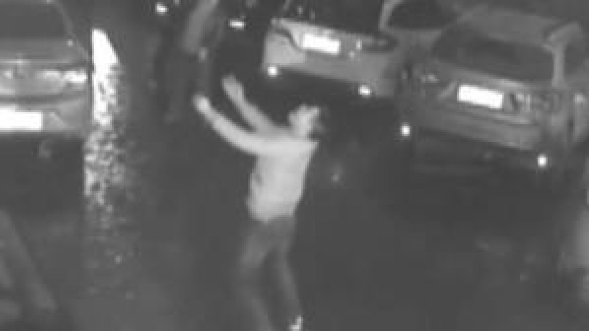 Un joven chino intenta rescatar a una mujer que cae desde un edifico.