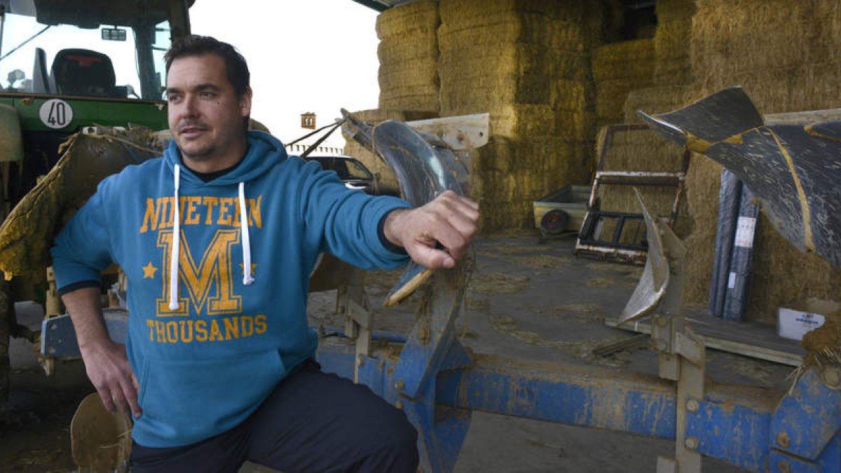 José Manuel Raposo Álvarez, el agricultor que ha logrado el récord, en su explotación agrícola.