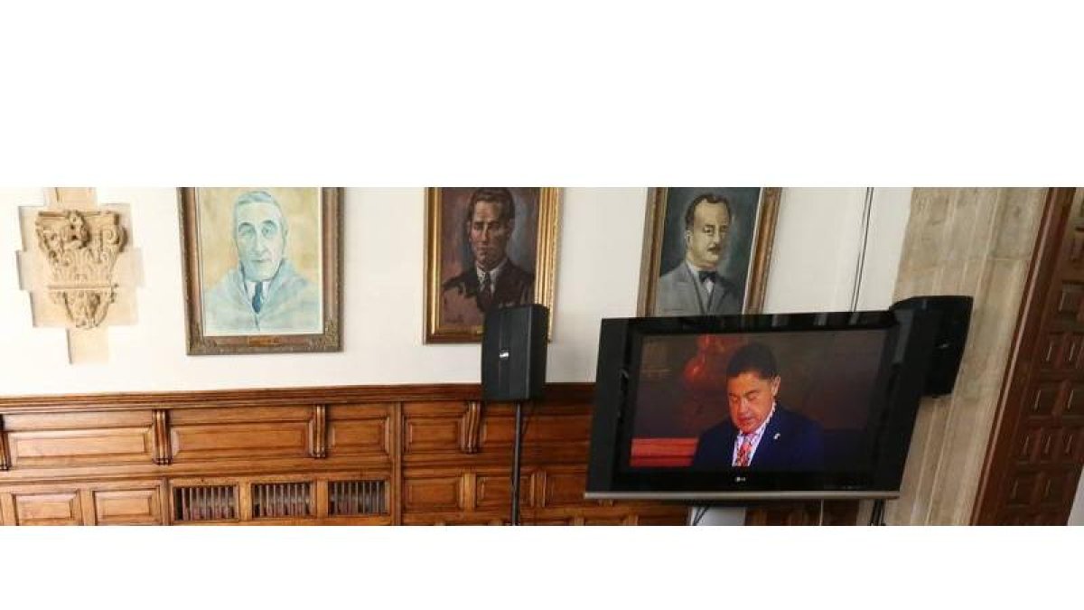 Martínez Barazón en el pasma que se instaló en la galería del Palacio de los Guzmanes el día de su toma de posesión