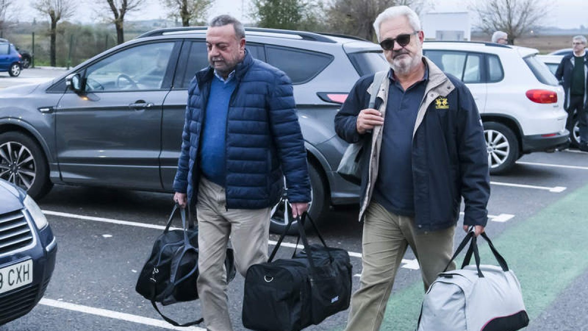 Francisco Vallejo y Jesús María Rodríguez antes de entrar en la cárcel. RAÚL CARO