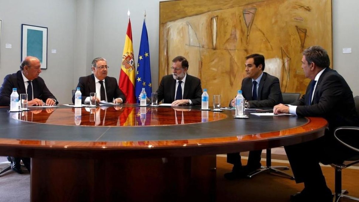 El ministro Juan Ignacio Zoido reunido con el presidente del Gobierno, Mariano Rajoy, para informarle de la decisión de la mesa de evaluación.