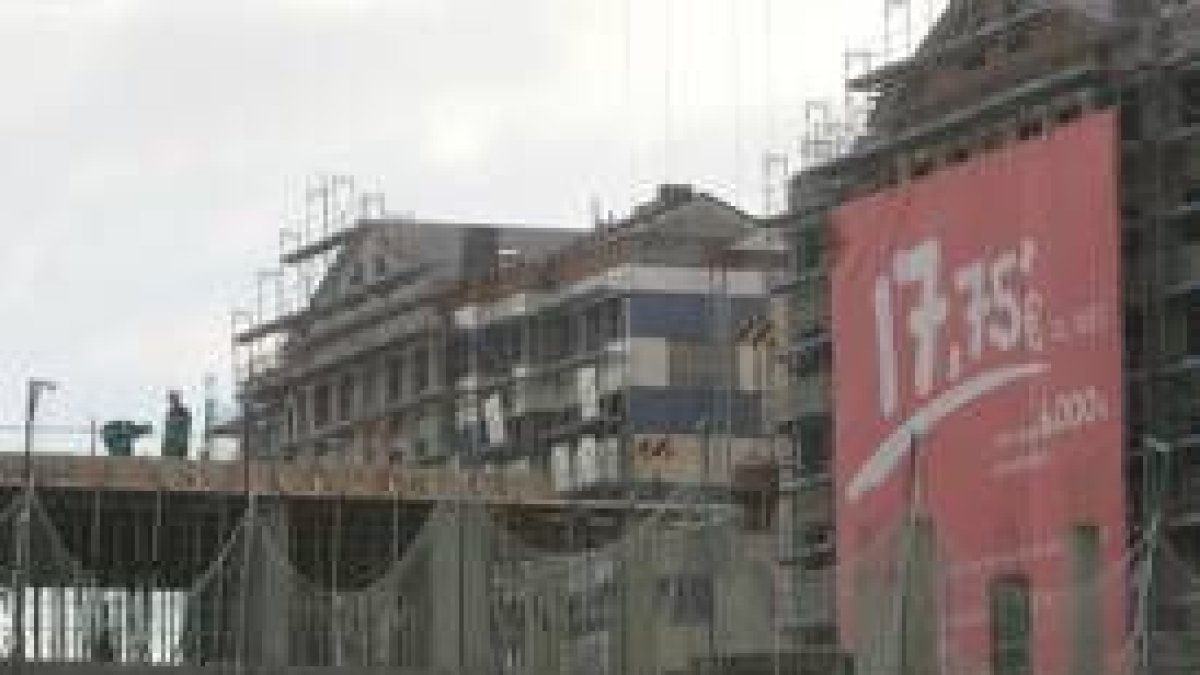 Viviendas en construcción, en el nuevo barrio de La Rosaleda, en las afueras de Ponferrada