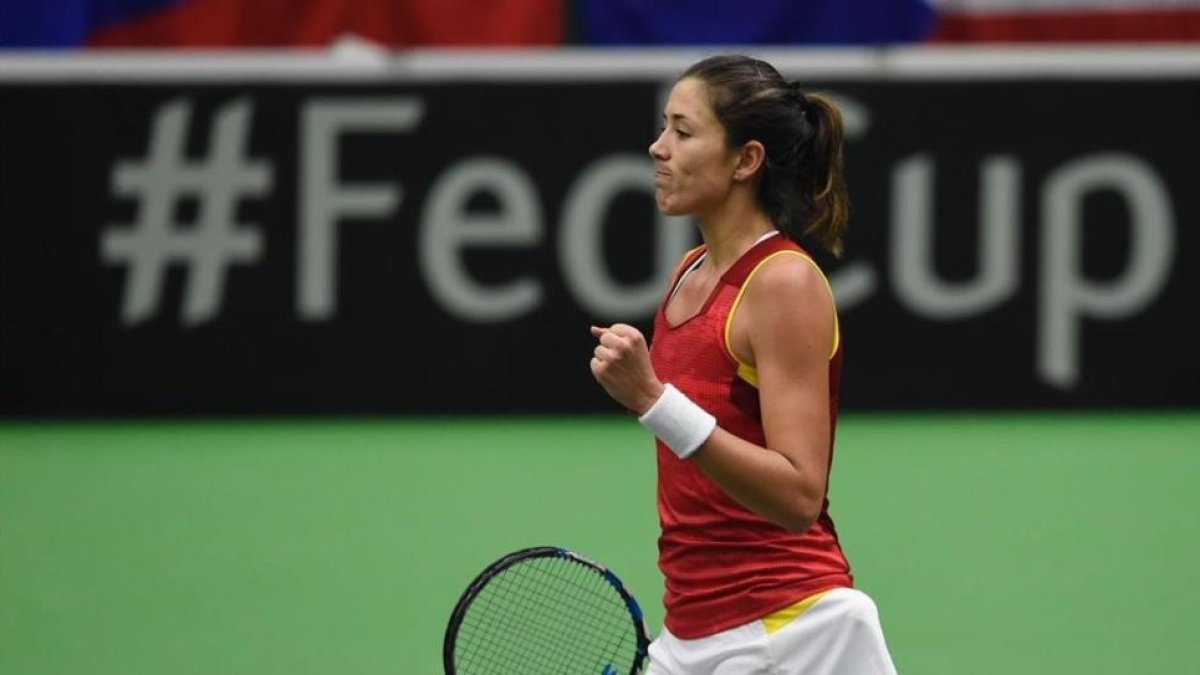 Garbiñe Muguruza reacciona tras ganar el primer punto en Ostrava.