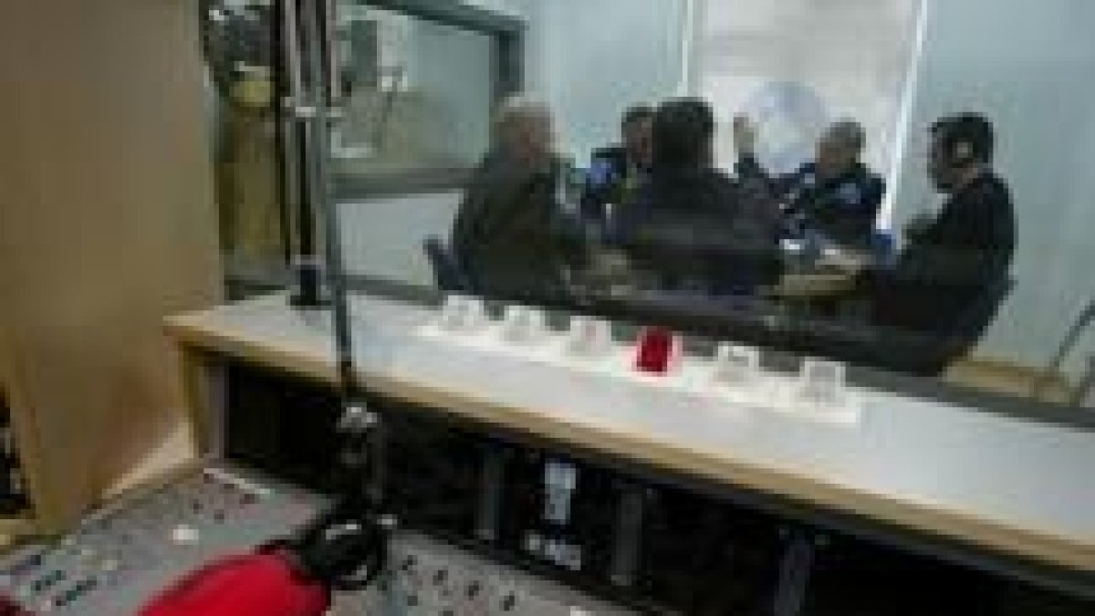 Las personalidades que presidieron la inauguración también probaron los nuevos estudios de Cope León