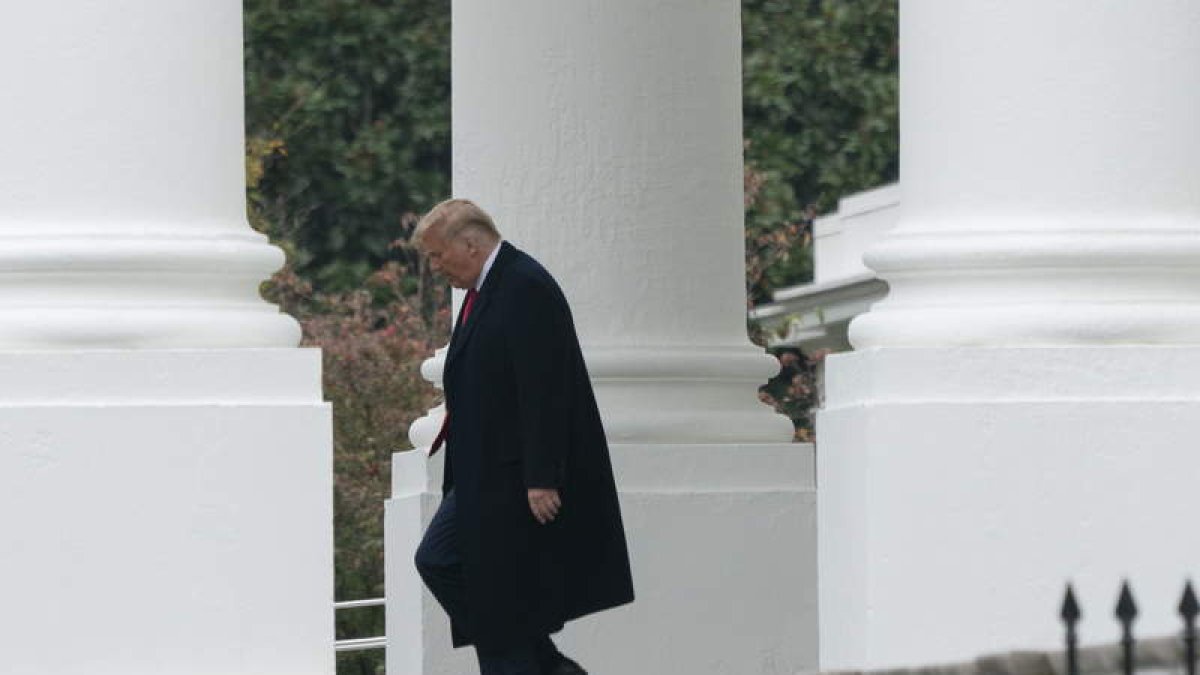 Donald Trump baja ayer la escalinata de la Casa Blanca. CHRIS KLEPONIS