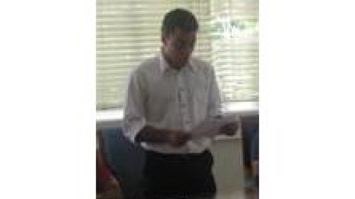 José Ramón Tuero, leyendo ayer su discurso de investidura