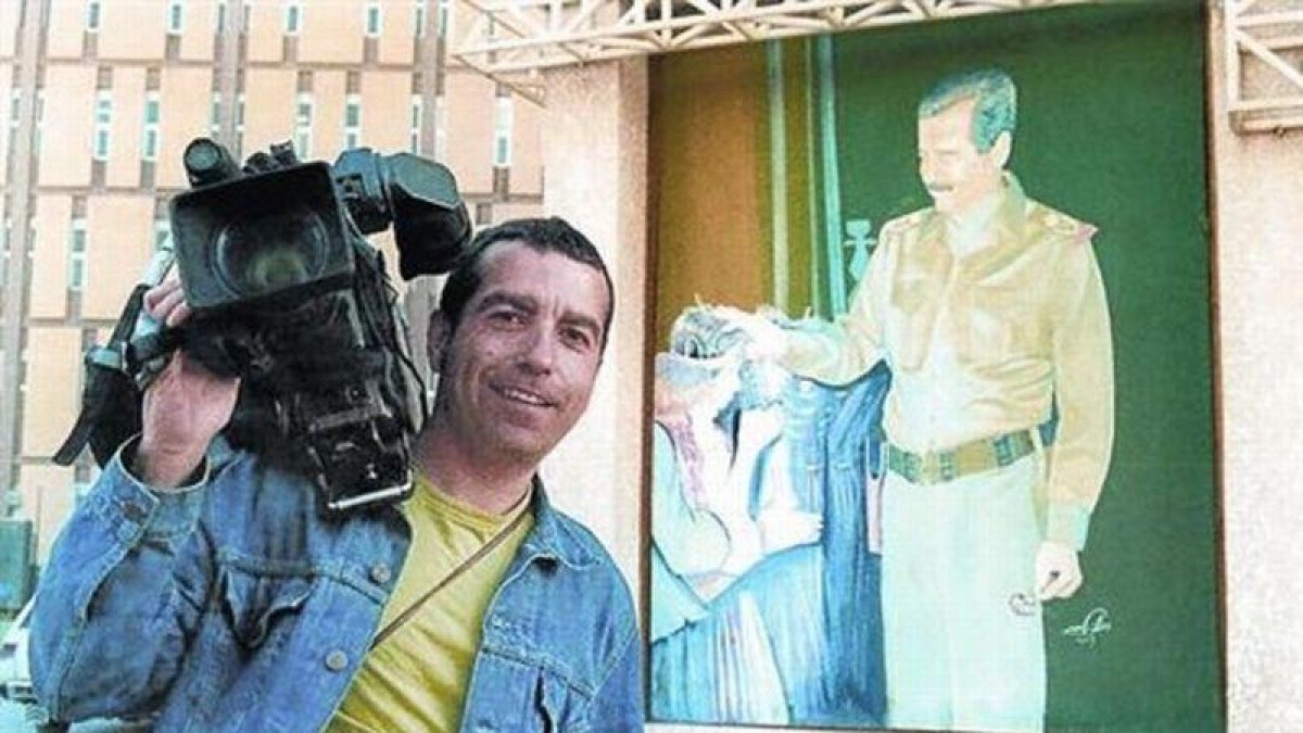 El cámara de Tele 5 José Couso, en Bagdad ante un retrato de Sadam Husein, en una imagen del documental 'Hotel Palestina'.