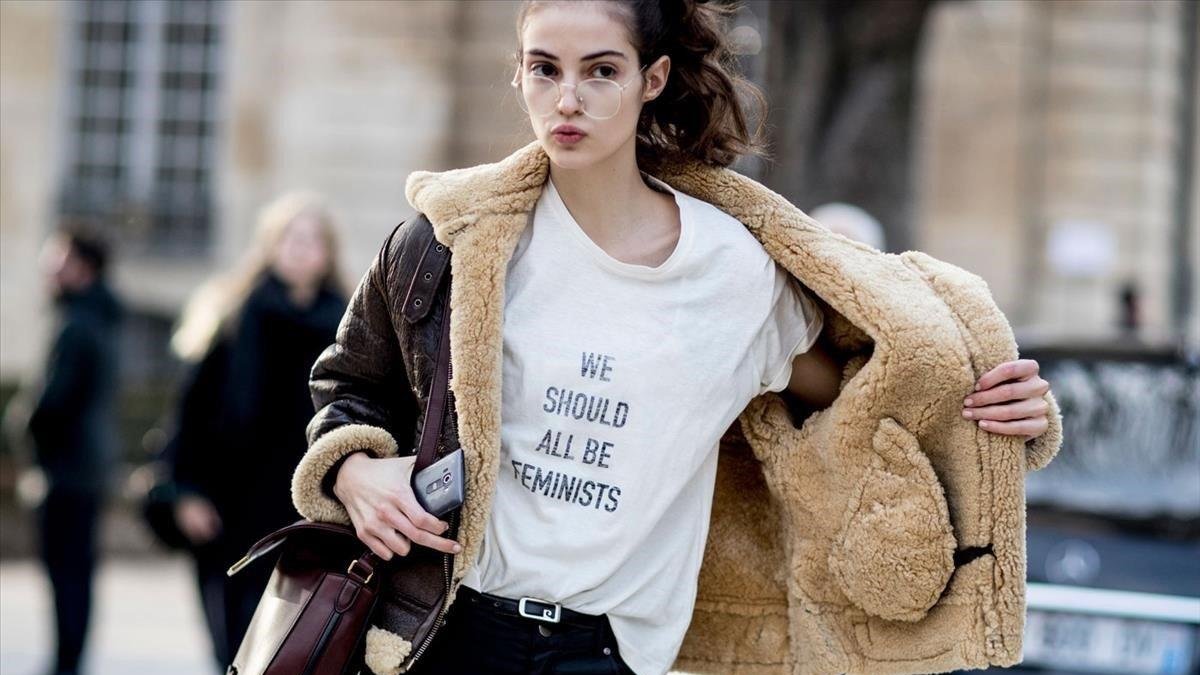 Una modelo luce la camiseta We should all be feminists (Todos deberíamos ser feministas) que comercializó Dior.