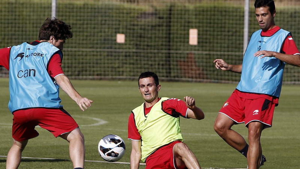Joseba Llorente, en el centro, es baja por sanción.