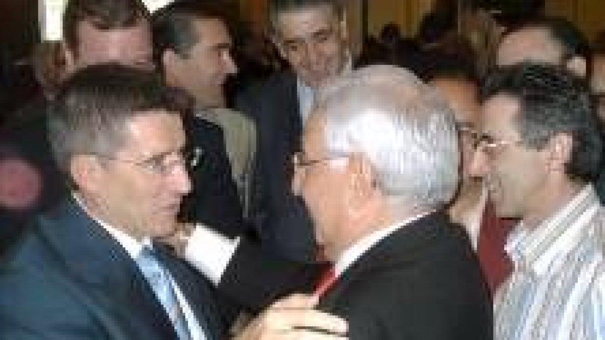 Francisco Fernández felicita al nuevo abad Pablo San José