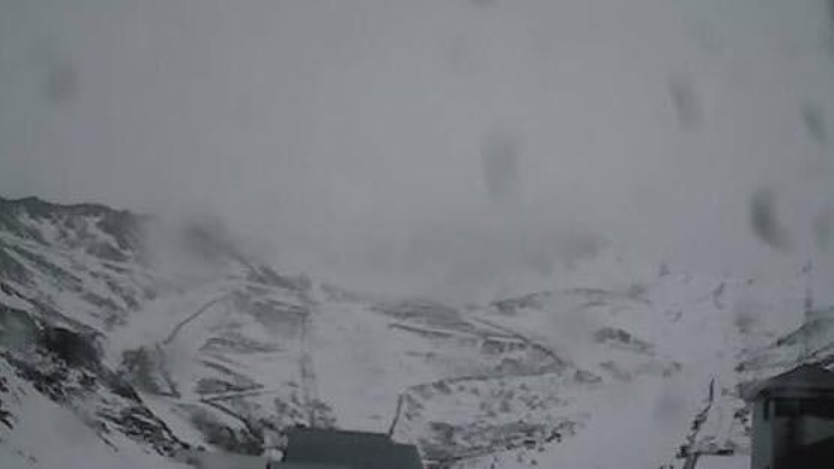 La estación de San Isidro esta mañana, envuelta en niebla y con lluvia.