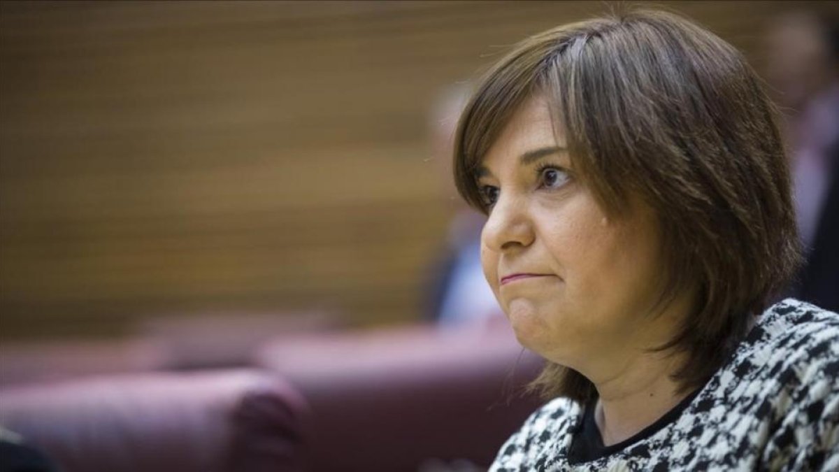 La presidenta del PP valenciano, Isabel Bonig, en su escaño de las Corts Valencianes.