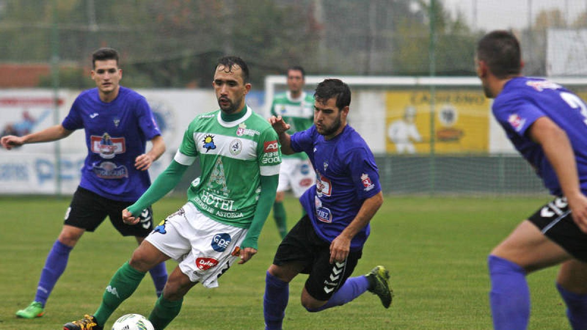 Javi Amor regresa a La Llanera por vez primera con la elástica maragata. F. OTERO