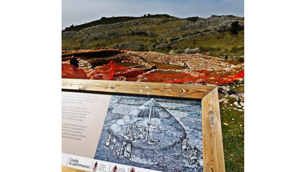 Imagen de parte del yacimiento de la Peña del Castro, con un panel informativo en primer término. RAMIRO
