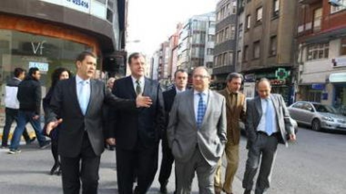 El alcalde explica al consejero de Fomento y al delegado la reforma en la avenida de Valdés.