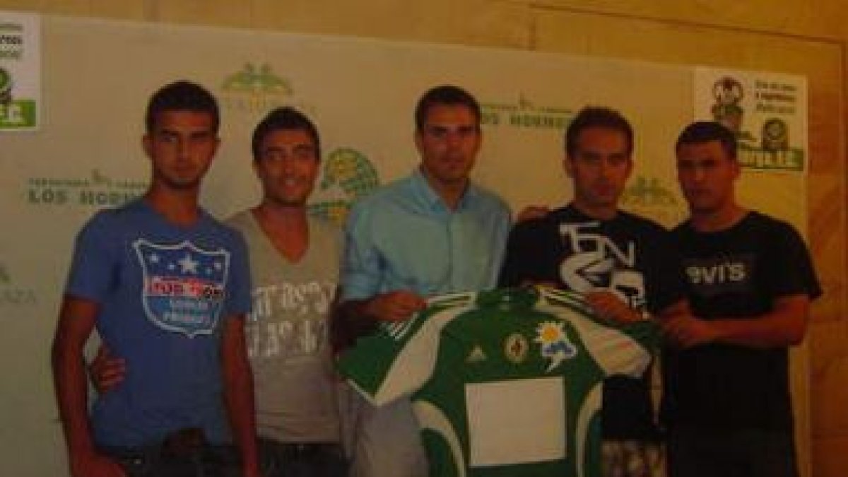 Los nuevos fichajes del Astorga, con la camiseta que lucirán.