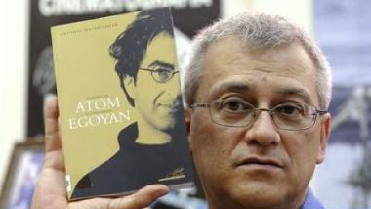 Antonio Weinrichter posa con su nuevo libro «Teoría de Atom. El cine según Egoyan».