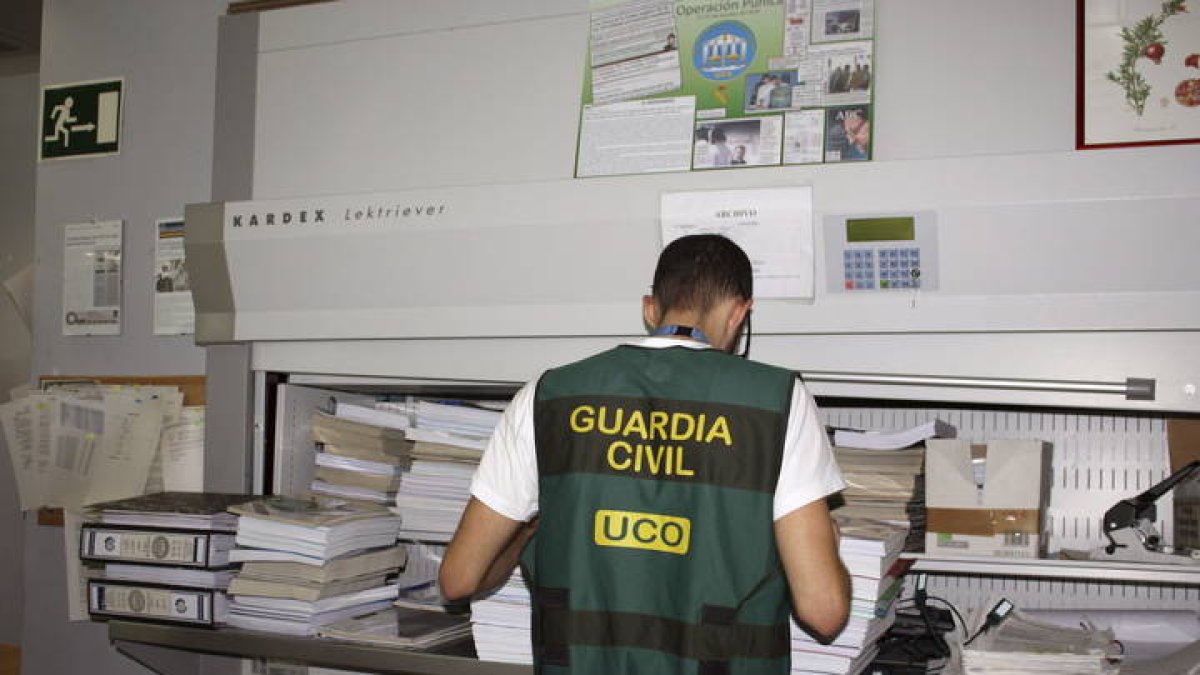 Miembros de la Unidad Central Operativa de la Guardia Civil revisan la documentación. GUARDIA CIVIL
